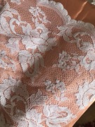 Tkanina koronka w kwiatowe wzory z dwoch stron pieknie wykonczona