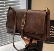 Torebka na ramię cross body z eko skóry zapinana na zamek regulowany pasek 