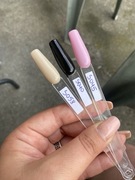 Zestaw lakierów hybrydowych do paznokci.