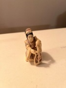 Figurki Chiny Grający na lutni