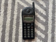 Stary telefon komórkowy - Phillips Diga wraz z ładowarkstara kartą SIM