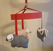 Zuzutoys - zawieszka karuzela barany do łóżeczka dla niemowląt NOWA