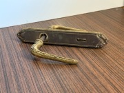 Klamka mosiężna z ozdobnym szyldem styl retro / secesyjny, waga 953g 23,5cm