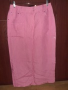 długa spódnica z ozdobnymi zapięciami