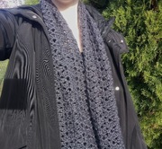 Ażurowy szalik wykonany na szydełku 