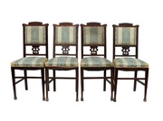 Stare krzesła drewniane.