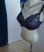 Markowy biustonosz miękki Hunkemöller miseczki usztywniane fiszbinami r 80D