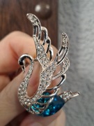 Piękna broszka łabędź z dużym kamieniem i cyrkoniami