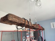 Unikatowa lampa wisząca z belki drewnianej – Rękodzieło / Loft