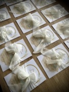 Zaproszenie na Pierwszą Komunię Świętą ze wstążką i karteczka RSVP złoto