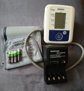 SPRAWNY Ciśnieniomierz OMRON M2HEM-7119 4SZT AKUMULATORKI I ŁADOWARKA BATIM