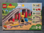 LEGO Duplo 10872 - Tory kolejowe i wiadukt (podmieniona figurka)