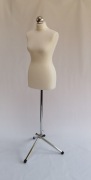 Manekin wystawowy na metalowej nodze -  rozmiar 36/38 jasny bezowy.
