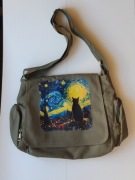 Torba listonoszka khaki gwiaździsta noc czarny kot z grafiką kieszenie