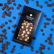 Baumgart Czekolada mleczna dekorowana orzechami laskowymi