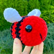 Mała pszczółka na szydełku, maskotka, pluszak.