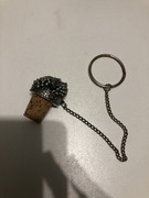 korek do wina z korka i srebrnego metalu z lancuszkiem na szyjke