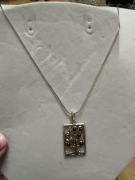 Naszyjnik srebro z zawieszka z bursztynami