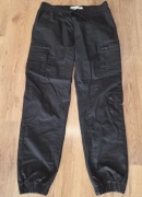 Czarne spodnie cargo joggery marki Bershka rozmiar M