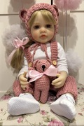 Słodka lalka reborn w przebraniu różowego misia