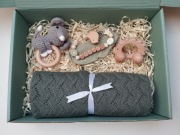 Personalizowany box prezentowy dla niemowlaka na baby shower, chrzest