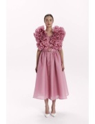 Różowa sukienka midi z ozdobnymi rękawami