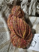 Mały motek włóczki z wełny z błyszczącym dodatkiem