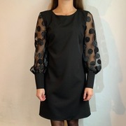 Sukienka z ozdobnymi rękawami S 