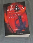 Tess Gerritson Igrając z ogniem.