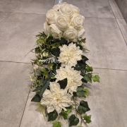 Elegancka wiązanka nagrobna biało-zielona | Stroik na cmentarz