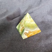 Piramida z onyxu, magiczne właściwości PRL H=8,5cm. Odbiór Warszawa 