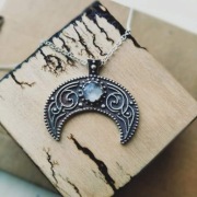 Lunula, srebrna z kamieniem księżycowym