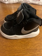 Chłopięce klasyczne, sportowe buty rozmiar 23.5