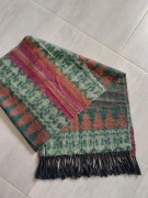 Ciemny szal, długi, ciepły z frędzlami, w stylu koca