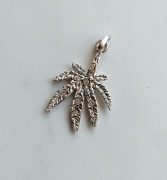 Liść marihuana srebro 925 z cyrkoniami wisiorek