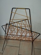 Metalowy stojak na gazety z PRL-u