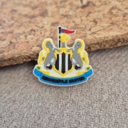 Pin przypinka herb Newcastle United Premier League Crocs do butów