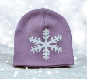 Wygodna czapka damska z ozdobną śnieżka liliowa fiolet wiosna jesień 