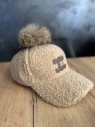 Modna czapka zimowa baranek z daszkiem i pomponem brązowa jesień