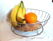 Koszyk na owoce metalowy z wiklinowym ratanowym dnem