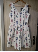 Sukienka Femestage Eva Minge – subtelna elegancja i wyjątkowy print