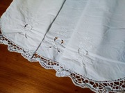 Zasłonka z ręcznym haftem i koronką klockową 84x40