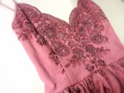 Różowa sukienka koronkowa rozkloszowana EMO 34