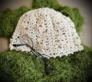 Jedwabna ażurowa czapka szydełkowa