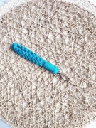 Breloczek do kluczy ręcznie robiony metodą makramy niebieski brelok bawełna