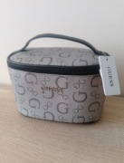 GUESS kosmetyczka kuferek szara monogram 