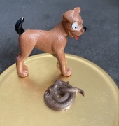 Stare figurki pies i wąż