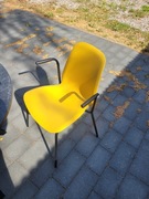 stół do jadalni a'la marmurek + 4 żółte krzesła