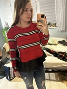 Ładna bluzka czerwona z wystającą koszulą