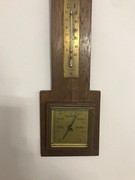 Przedwojenny barometr z termometrem.